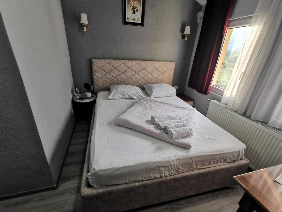 Hotel Rosi Gusinje Экстерьер фото