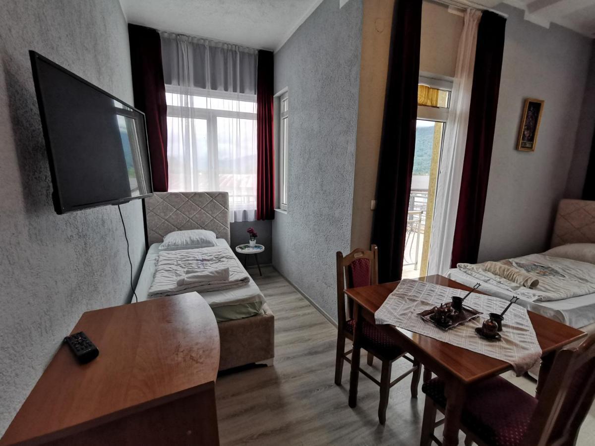 Hotel Rosi Gusinje Экстерьер фото
